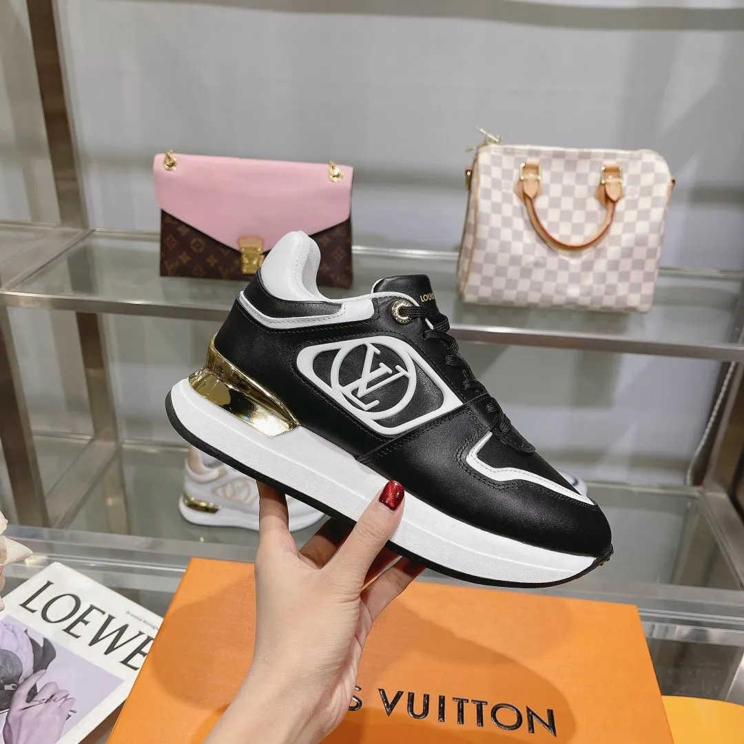 [L Family] P: 760💰Size 35-42 for women, 39-46 for men, (41.42 for women, 45.46 for men, customized) .LV Donkey Brand 🔥🔥LOUIS VUITTON Louis Vuitton's official website synchronizes the 2025 autumn and winter couple's models, which are now on the market, this Neo Run Away sneakers are inspired by running shoes, integrating LV's iconic must-have shoes into the trend. This version is a 1:1 replica of the original version. It is made of two-tone calfskin to highlight its simple lines and unique wedge outsole. Key details include the LV initials on the side and an engraved gold heel stabilizer on the back plus a 2cm hidden insole.